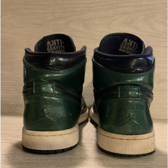 Nike Air Jordan 1 Retro Green - Picture 9 of 10